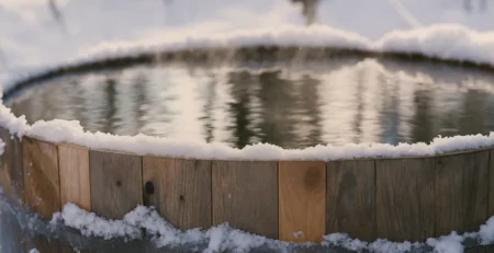 image comment utiliser un bain nordique chauffe au bois en toute securite en hiver
